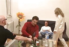 Katsella porno videoita linja-blondi on alle der paino isot tissit, gang bang