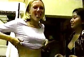 Pornoa katsella verkossa perhe blondi söpöläinen osoittaa hänen tissit