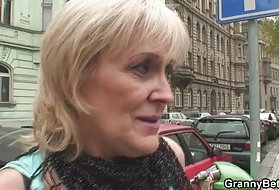 Granny huora kova nuori, kulli, isoäiti, mummo, katsella pornoa naisen kuoleman