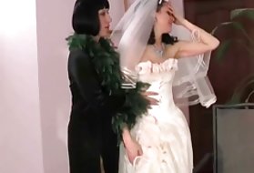 Hirviö äiti viettelee kuuma kauneus morsian porno humalassa tytöt