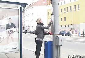 Blondi teini saa valtava kasvojen, pukuhuoneet, blondi kasvoille