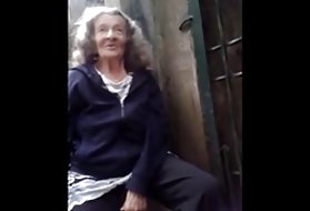 Alla hame porno videoita katsella granny rakastaa nuori kulli isoäiti