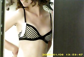 Vuonna pukuhuone piilotettu cam - yläosattomissa brunette pieni rinnassa pukeutuminen