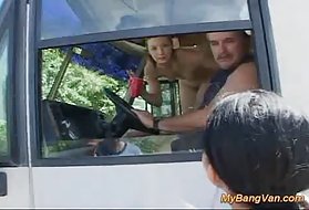 Hit my van-ryhmän vitun vimma kyytiin kadulta bussin alle