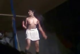 Intialainen tyttö strip dance show julkinen, tanssi, porno kuvia äiti opettaa